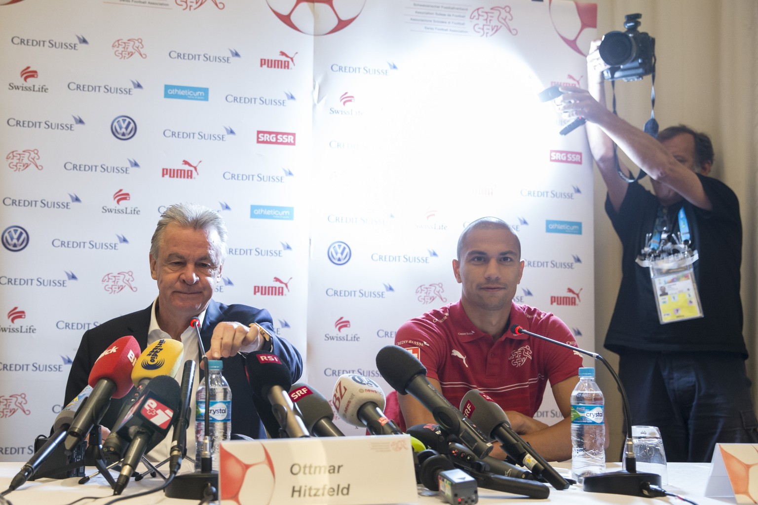 Switzerland&#039;s head coach Ottmar Hitzfeld, left, and Goekhan Inler during a press conference in Sao Paulo, Brazil, Wednesday, July 2, 2014. (KEYSTONE/Peter Klaunzer)