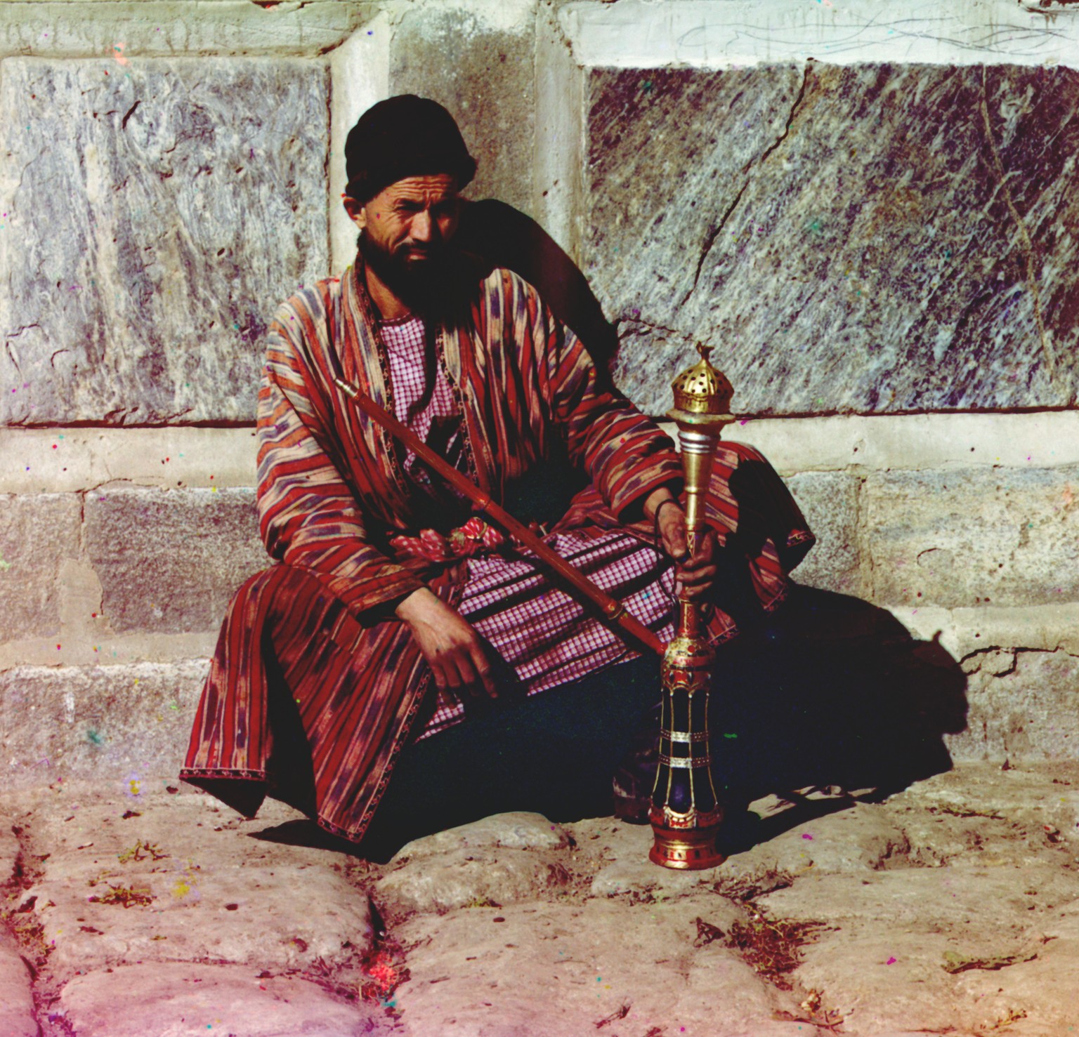 Mann mit Wasserpfeife in Samarkand im heutigen Usbekistan.