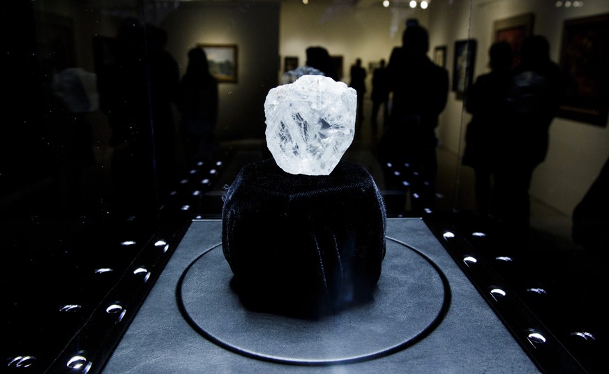 ZUR HEUTIGEN VERSTEIGERUNG DES ROHDIAMANTEN LESEDI LA RONA IN LONDON, STELLEN WIR IHNEN AM MITTWOCH, 29. JUNI 2016, FOLGENDES ARCHIVBILD ZUR VERFUEGUNG - People look at the 1109-carat &#039;Lesedi l ...