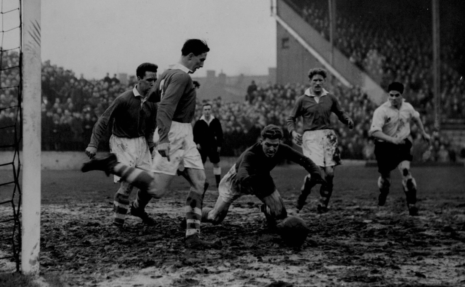 Nachrichten Linkding Mud -- When your Name s Sam Bartram, and the ball is around the Charlton goal, you just pretend that mud isn t there, or that it s good for face massage.So you dive, and as you get matter the mud seem ...