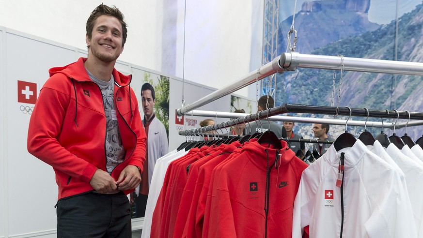 Der Judoka Ciril Grossklaus probiert die erhaltenen Kleider an, waehrend der Kleiderabgabe von Swiss Olympic im Distributionszentrum Dosenbach-Ochsner Sport in Luterbach, am Montag, 11. Juli 2016. Ein ...