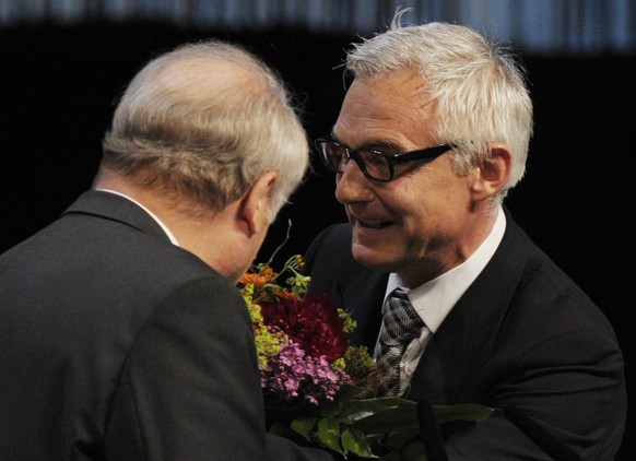 Hans-Ulrich Doerig, links, abtretender Verwaltungsratspraesident der Schweizer Grossbank Credit Suisse, und sein Nachfolger Urs Rohner, rechts, reichen sich die Haende, anlaesslich der Generalversamml ...