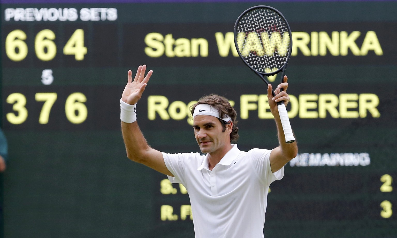 Roger Federer freut sich über seinen Viersatz-Sieg gegen Kumpel Wawrinka