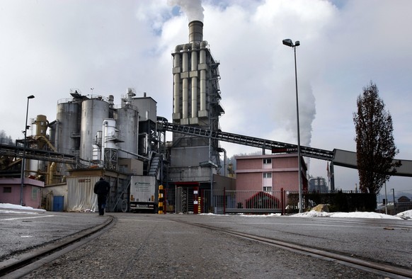 Die Holzverarbeitungfirma Kronoswiss, Kronospan, welche unter anderem Spanplatten herstellt, aufgenommen am Mittwoch, 21. Januar 2009 in Menznau im Kanton Luzern. (KEYSTONE/Sigi Tischler)