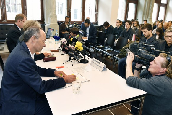 Der Zuercher Stadtrat Richard Wolff Stadtpraesidentin Corine Mauch und Stadtrat Daniel Leupi, von vorne, an einer Medienkonferenz zu den Problemen rund um das umstrittene Koch-Areal in Zuerich am Donn ...