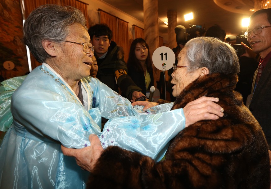 Vereint: Kim Sung-yun, 95, Bewohnerin Südkoreas, umarmt ihre Schwester von Nordkorea, Kim Suk-ryeo, 79, im September 2014.