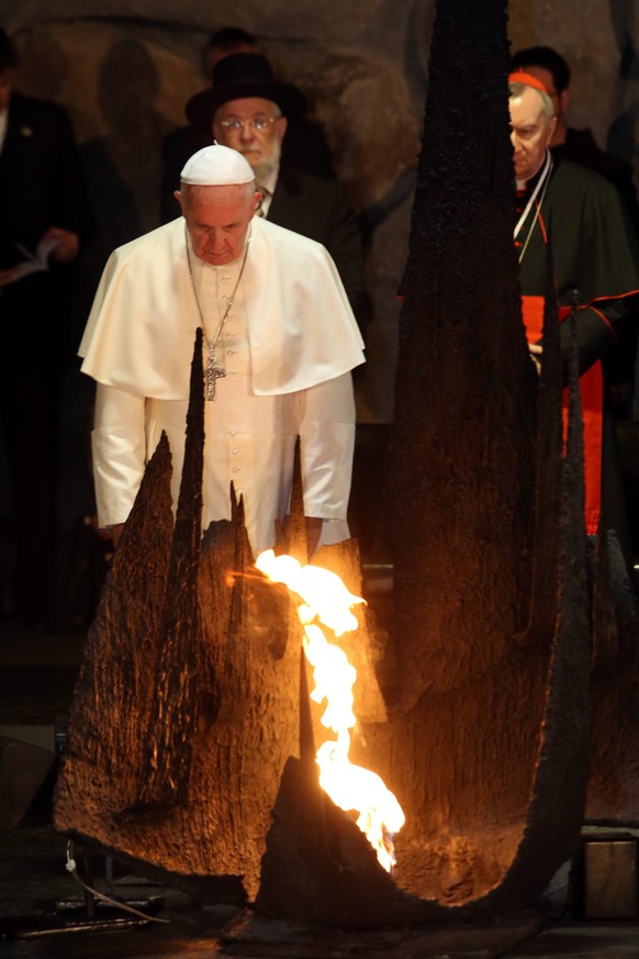 epa04226114 Pope Francis rekindles the Eternal flame during a memorial ceremony in the Hall of Remembrances in the Yad Vashem Holocaust memorial in Jerusalem, Israel, 26 May 2014. Pope Francis honored ...