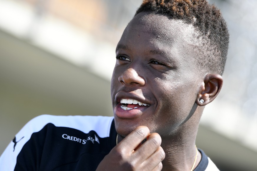 Denis Zakaria beantwortet Fragen der Medien nach dem Training der Schweizer Fussball Nationalmannschaft in Rapperswil-Jona (SG) am Dienstag, 29. August 2017. (KEYSTONE/Walter Bieri)