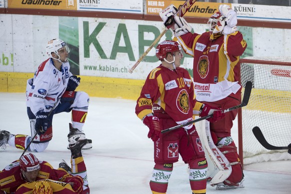 Tigers Goalie Ivars Punnenovs , rechts, jubelt nach , Lions Chris Baltisberger, links, geschlagen nach dem Meisterschaftsspiel der National League, zwischen den SCL Tigers und den ZSC Lions, am Dienst ...