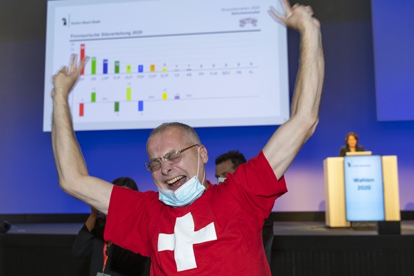 Eric Weber (Volksaktion gegen zu viele Auslaender) jubelt im Wahlforum in Basel am Sonntag, 25. Oktober 2020. (KEYSTONE/Georgios Kefalas)