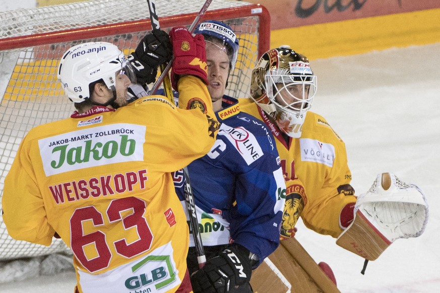 Langnaus Dan Weisskopf, links, kaempft um den Puck, gegen Biels Gaetan Haas, mitte, waehrend dem Meisterschaftsspiel in der NLA zwischen dem EHC Biel und den SCL Tigers, am Freitag, 11. November 2016, ...