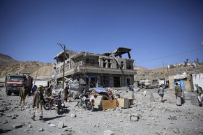 Zerstörtes Gebäude nach einem Luftangriff der saudischen Koalition in Jemen: Bisherige Bemühungen um Frieden waren erfolglos.