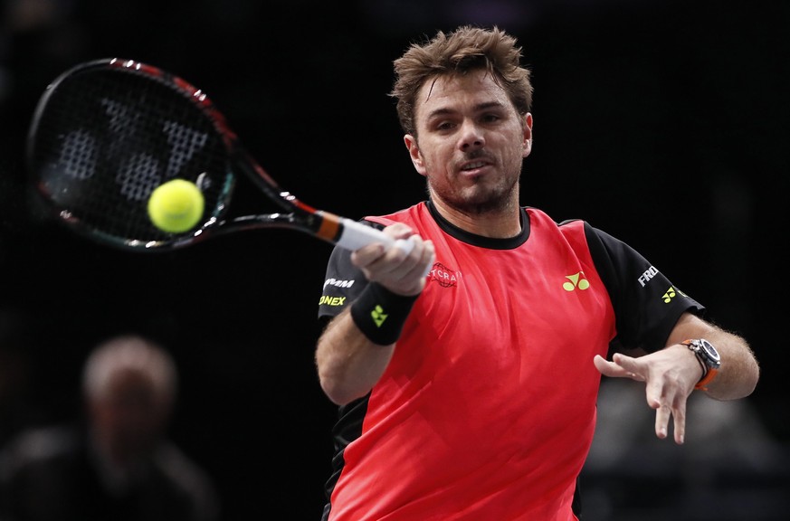 epa05614887 Stan Wawrinka of Switzerland returns the ball to Jan-Lennard Struff of Germany during their round 2 match at the BNP Paribas 2016 Masters tennis tournament in Paris, France, 02 November 20 ...