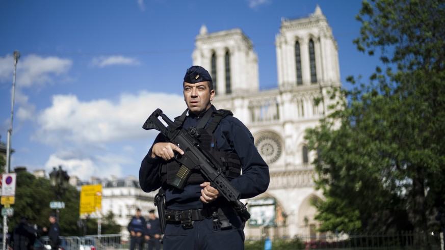 epa06013483 A French police officer stands guard outside of the Notre Dame cathedral after a man attacked a police officer with a hammer, in Paris, France, 06 June 2017. The assaillant has been shot a ...