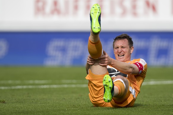 Le joueur zuerichois Kim Kaellstroem se tient la gambe lors de la rencontre de football de Super League entre le FC Sion et le Grasshopper Club Zuerich ce dimanche 16 octobre 2016 au stade de Tourbill ...