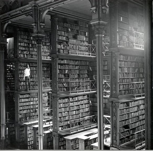 Die Bücher der alten Bibliothek in Cincinnati werden gestreichelt.&nbsp;