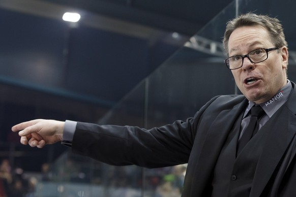 Geneve-Servette&#039;s Head coach Chris McSorley instructs his player, during the game of National League A (NLA) Swiss Championship between Geneve-Servette HC and Lausanne HC, at the ice stadium Les  ...