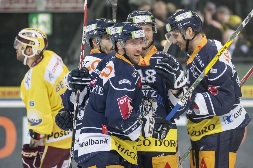 Jubel bei den Zugern mit David McIntyre, Mitte, im dritten Eishockey Playoff-Viertelfinalspiel der National League A zwischen dem EV Zug und dem Geneve-Servette HC, am Donnerstag, 9. Maerz 2017, in de ...