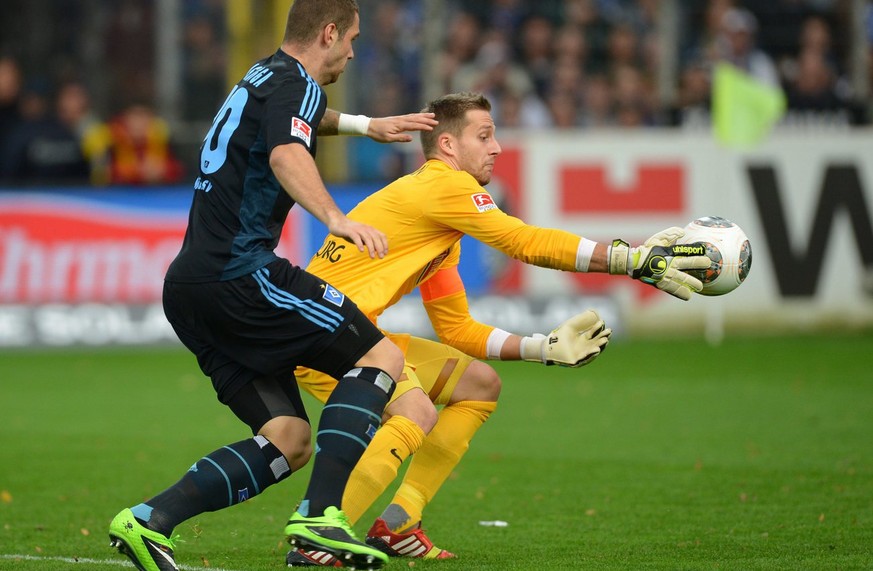 Nachrichten Linkding epa03927028 Freiburg's goalkeeper Oliver Baumann (R) cannot prevent Hamburg's Pierre-Michel Lasogga from scoring the 2-0 goal during the German Bundesliga soccer match between SC Freiburg an ...