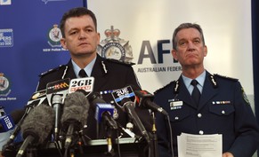 Die Chefs der australischen Bundespolizei und der Polizei des Gliedstaates New South Wales informieren über die Razzia mit 800 Polizisten.