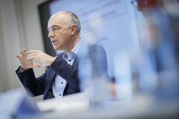 Nachrichten Linkding Christophe Darbellay, conseiller d'Etat valaisan, s'exprime lors d'une conference de presse au sujet de la strategie cantonale de l'education numerique dans les ecoles valaisannes  ...