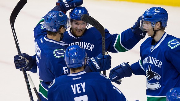 Luca Sbisa und Yannick Weber jubeln zusammen bei den Vancouver Canucks.