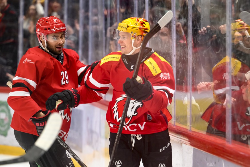 Nachrichten Linkding PostFinance Top Scorer Antti Suomela (LHC), droite, celebre son but du 1 a 0 avec Ahti Oksanen (LHC), gauche, lors du match du championnat suisse de hockey sur glace de National League entre Lausanne  ...