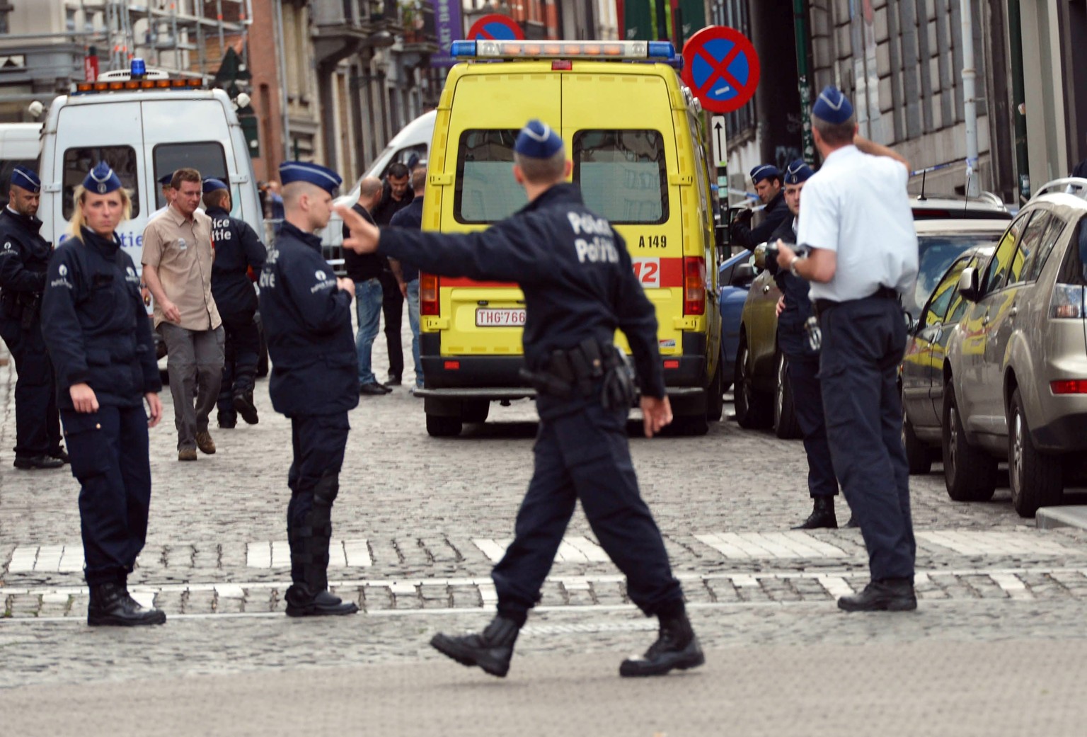 Polizisten riegeln den Tatort in Brüssel ab.