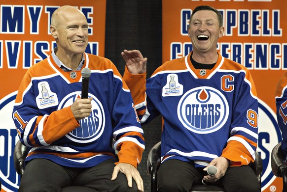 Former Edmonton Oilers&#039; Wayne Gretzky, right, laughs as Mark Messier tells a story during the 1984 Stanley Cup NHL hockey reunion media availability in Edmonton, Alberta, Wednesday, Oct. 8, 2014. ...