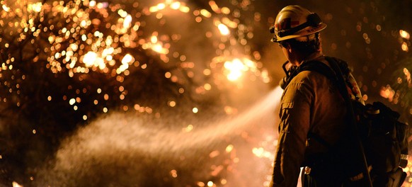Ein Feuerwehrmann kämpft in Kalifornien gegen die Flammen.