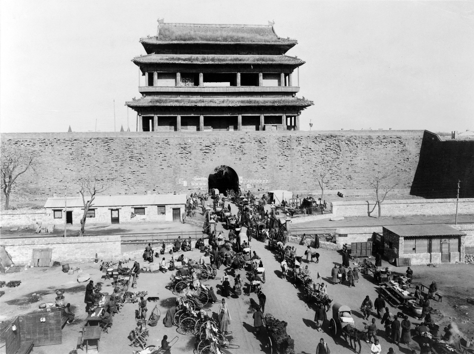 Emsiges Treiben vor dem südöstlichen Stadttor Chongwenmen (um 1900).