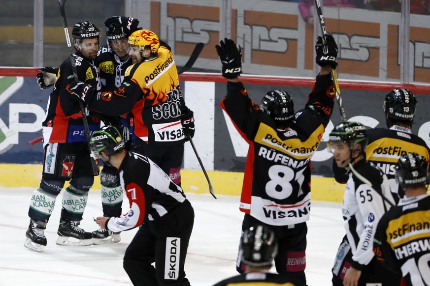 Berns Spieler jubeln nach dem entscheidenden Tor zum 4-3 durch Berns Ramon Untersander, 2. von links, im Eishockey Meisterschaftsspiel der National League A zwischen dem SC Bern und dem EHC Kloten, am ...