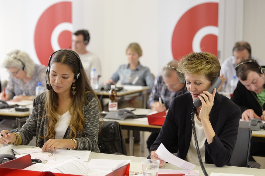 Sogar Bundespräsidentin Simonetta Sommaruga hängte sich am nationalen Solidaritätstag ans Spendentelefon der Glückskette (Mai 2015).