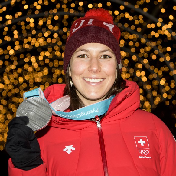 Nachrichten Linkding Silver medal, Wendy Holdener of Switzerland poses at the House of Switzerland after the women Alpine Skiing slalom race during the XXIII Winter Olympics 2018 in Pyeongchang, South Korea, on Friday, Fe ...