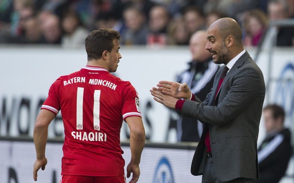 Ein Bild aus gemeinsamen Zeiten bei den Bayern: Guardiola gibt Shaqiri Anweisungen.