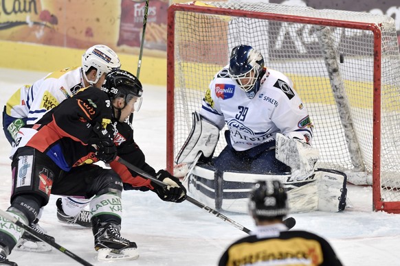 Berns Martin Pluess, links, trifft gegen Ambris Goalie Sandro Zurkirchen zum 2:1 im Eishockey National League A Spiel zwischen dem SC Bern und dem HC Ambri-Piotta, am Freitag, 20. Janauar 2017, in der ...