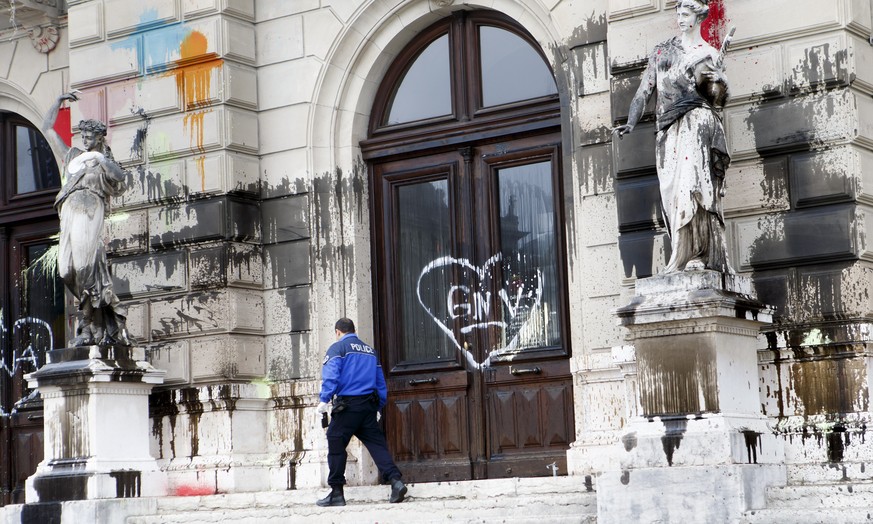 Versprayte Fassaden, zerbrochene Schaufenster, verletzte Polizisten: Bilanz einer Randalennacht in Genf.