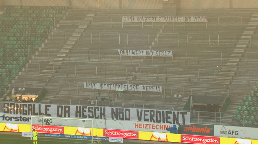 Noch Fragen? Die St.Galler Fans lassen ihrem Unmut freien Lauf.&nbsp;