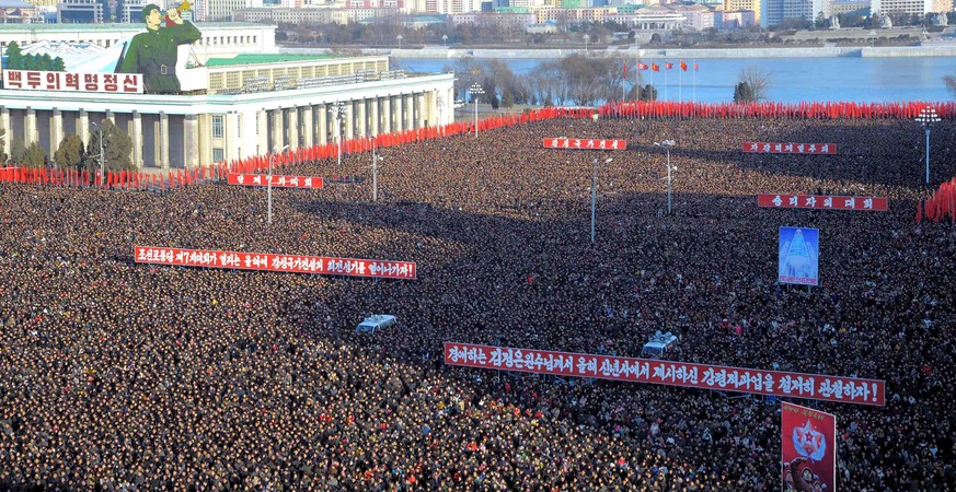 Mit einer spontanen Demo feierte die nordkoreanische Bevölkerung die Nachricht. Oder so.&nbsp;