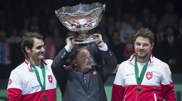Verbandspräsident Stammbach mit dem Pokal und seinen beiden Aushängeschildern Federer (links) und Wawrinka.