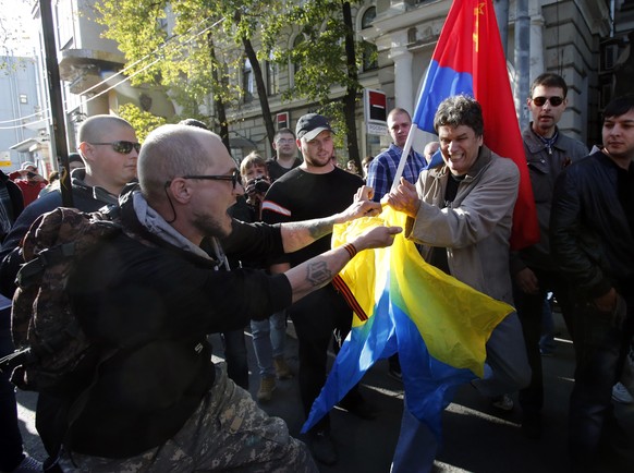 Am Rand der Kundgebung kam es zu Auseinandersetzungen zwischen Demonstranten und Nationalisten.