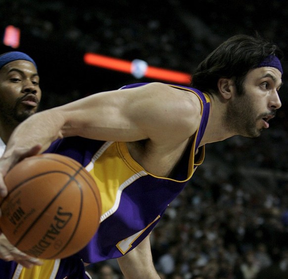 Los Angeles Lakers Vladimir Radmanovic drives on Detroit Pistons Rasheed Wallace (L) during the first quarter at the Palace of Auburn Hills, Michigan on Thursday, 08 February 2007. EPA/JEFF KOWALSKY