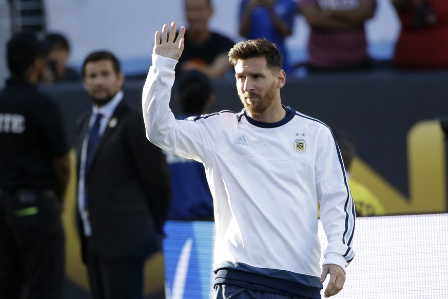 Argentinas Lionel Messi waves before the start of a Copa America Centenario Group A soccer match between Argentina and Chile at the Levi&#039;s Stadium in Santa Clara, Calif., Monday, June 6, 2016. ( ...