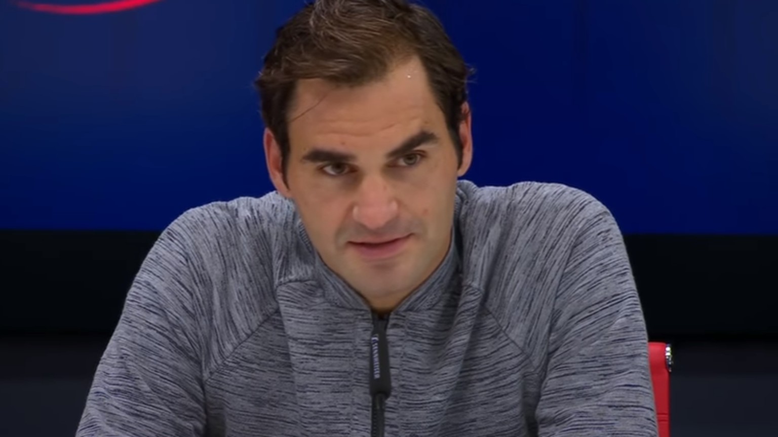 Federer nimmt an der Pressekonferenz Stellung zu seiner Leistung gegen Del Potro.