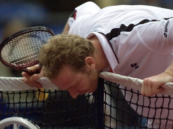 ROSSET OF SWITZERLAND HANGS HIS HEAD OVER THE NET AFTER LOSING A POINT
TO KIEFER OF GERMANY DURING THEIR KREMLIN CUP QUARTER FINAL MATCH IN
MOSCOW.


Marc Rosset of Switzerland hangs his head ove ...