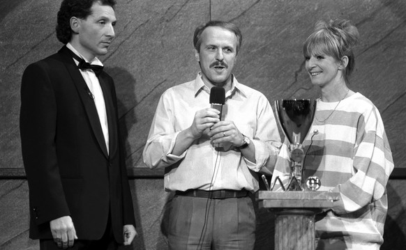 Die beliebtesten Unterhaltungskuenstler des Jahres 1987, Ursula Schaeppi, rechts, und Walter Andreas Mueller, Mitte, erhalten den 'Prix Walo'. Links steht der TV-Moderator Bernard Thurnheer, ...