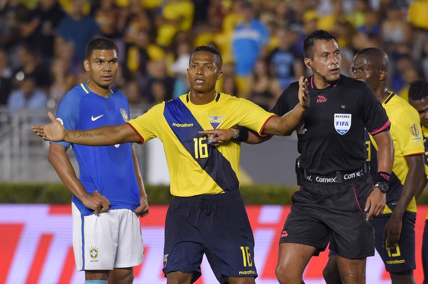 Ecuadors Antonio Valencia kann's nicht fassen, Schiedsrichter Julio Bascunan aus Chile bleibt gelassen.&nbsp;