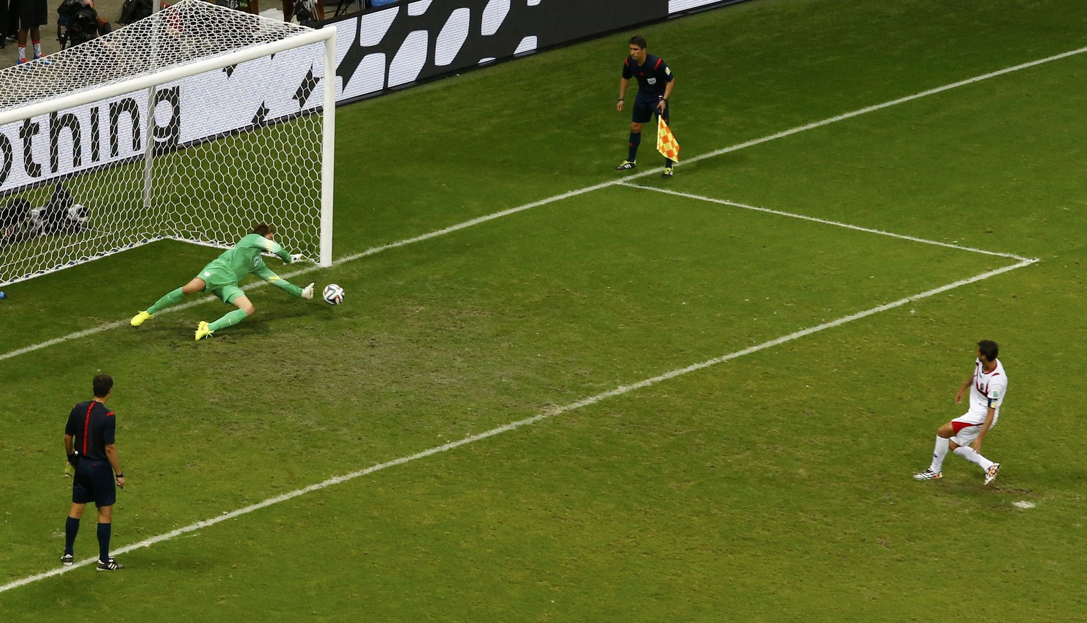 Tim Krul hält den Penalty von Bryan Ruiz – die erste von zwei Paraden im WM-Viertelfinal.