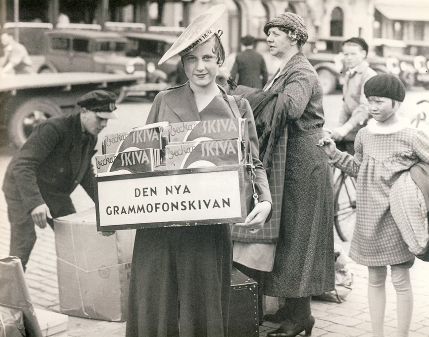 Bauchladenverkäuferin in Stockholm, 1930.