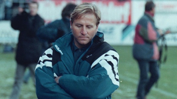 Beim Schlusspfiff auf der Luzerner Allmend am 24.November 1996 im Spiel des FC Luzern gegen den FC Sion schaut FCL-Trainer Jean Paul Brigger enttaeuscht zu Boden. Seine Mannschaft hat gegen Sion nur u ...